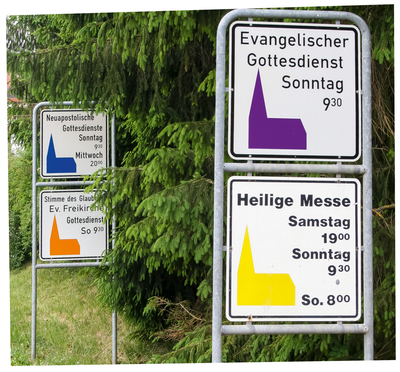 Mehrere Straßenschilder mit Zeitangaben der verschiedensten Gottesdienste und Heiligen Messen