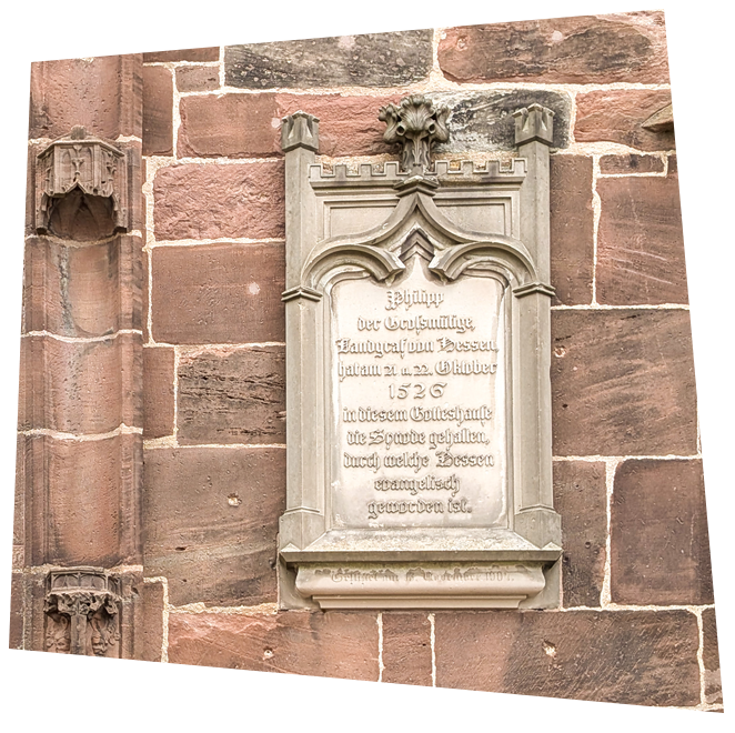Gedenktafel zur Homberger Synode am Westportal der Stadtkirche St. Marien in Homberg (Efze)