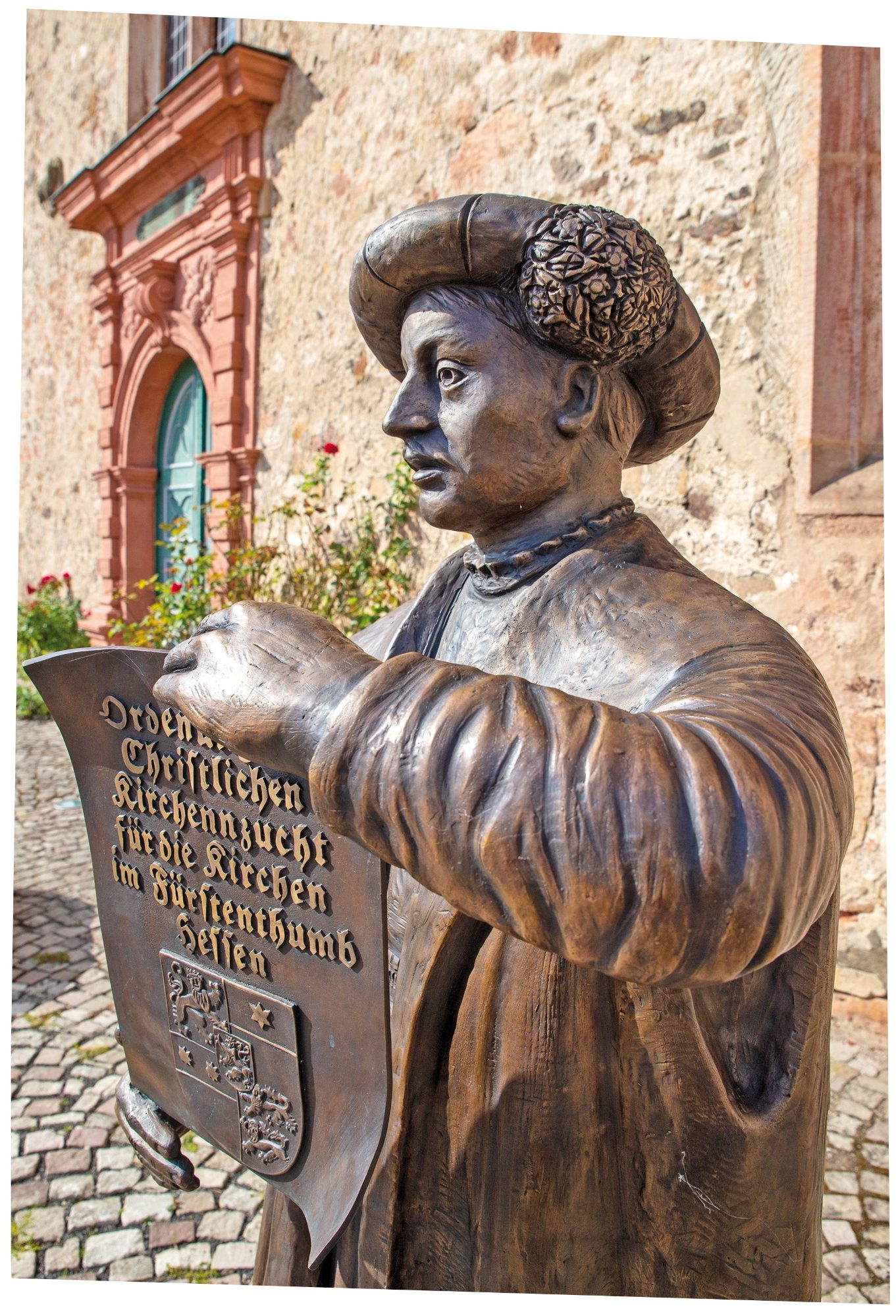 Skulptur in Ziegenhain: Landgraf Philipp I. von Hessen mit der stilisierten ‚Ziegenhainer Kirchenzuchtordnung‘